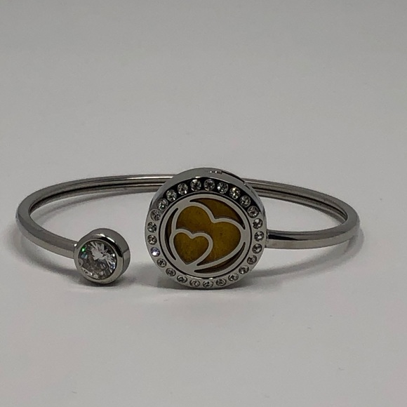 New! Aromatherapy Diffusing Bracelet - Picture 1 of 4